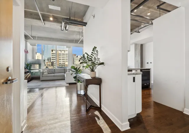 3rd image of 700 W Van Buren St, Chicago, IL 60607