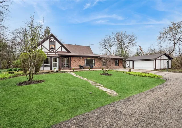 Photo 2 of Single family home for sale at 609 Forest Edge Ln, Des Plaines, IL 60016 | MLS# 12584516 | Listing updated on 2026-09-22