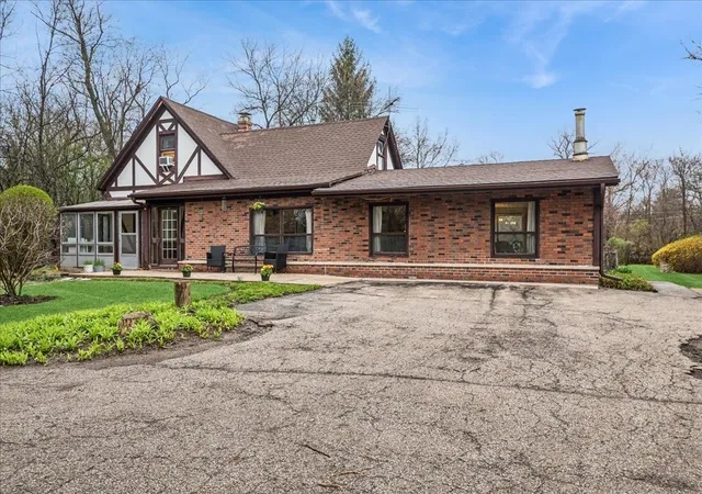 Photo 3 of Single family home for sale at 609 Forest Edge Ln, Des Plaines, IL 60016 | MLS# 12584516 | Listing updated on 2026-09-22