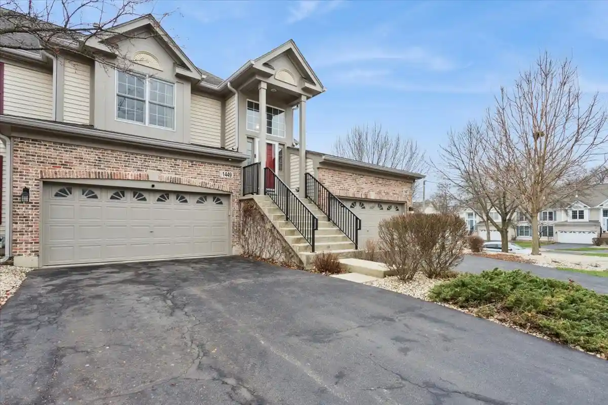 Listing Photo 2 - Condo for sale in 1449 Whitespire Ct located at 1449 Whitespire Ct, Naperville, IL 60565 - Unit 1449 Whitespire Ct