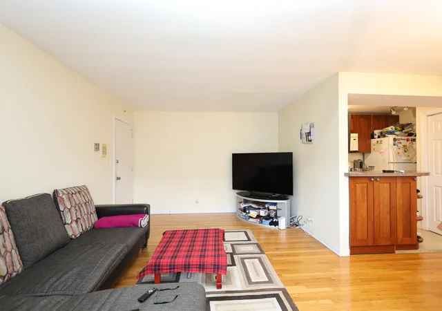 4th image of 10111 Old Orch Ct, Skokie, IL 60076