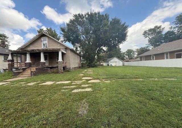 Photo 3 of Single family home for sale at 2516 Pine Ave, Mattoon, IL 61938 | MLS# 12585954 | Listing updated on 2026-08-28