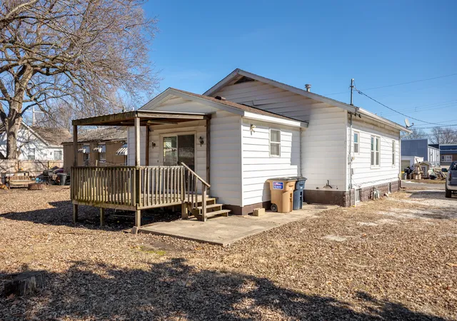 Photo 3 of Sale Pending at 711 S Franklin St, Litchfield, IL 62056 | MLS# 12586048 | Listing updated on 2026-05-26