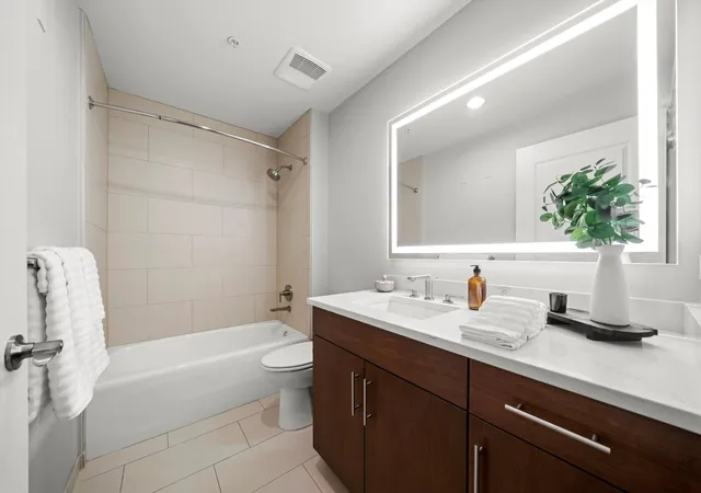 2nd image of 850 N Lake Shore Dr, Chicago, IL 60611