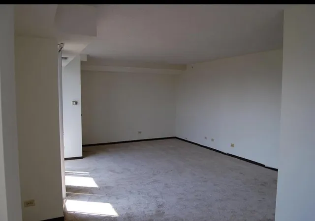 3rd image of 1840 Huntington Blvd, Hoffman Estates, IL 60169