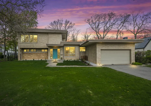 Photo 1 of Sale Pending at 87 Ravinoaks Ln, Highland Park, IL 60035 | MLS# 12586707 | Listing updated on 2026-06-15