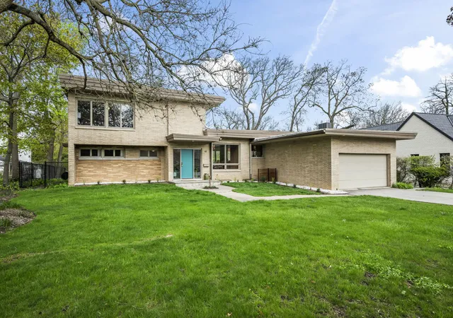 Photo 2 of Sale Pending at 87 Ravinoaks Ln, Highland Park, IL 60035 | MLS# 12586707 | Listing updated on 2026-06-15