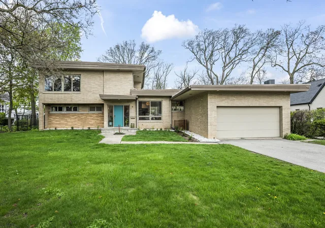 Photo 2 of Sale Pending at 87 Ravinoaks Ln, Highland Park, IL 60035 | MLS# 12586707 | Listing updated on 2026-06-15