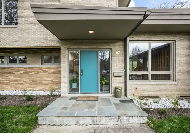 Photo 3 of Sale Pending at 87 Ravinoaks Ln, Highland Park, IL 60035 | MLS# 12586707 | Listing updated on 2026-06-15