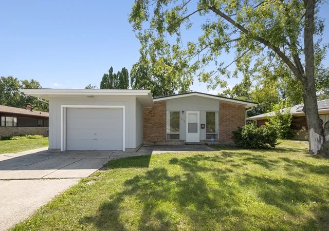 Photo 2 of Single family home for sale at 417 Lakewood Blvd, Park Forest, IL 60466 | MLS# 12587023 | Listing updated on 2026-09-08