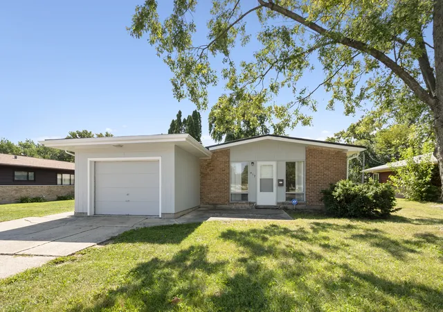 Photo 3 of Single family home for sale at 417 Lakewood Blvd, Park Forest, IL 60466 | MLS# 12587023 | Listing updated on 2026-09-08
