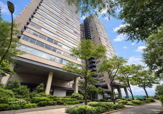 Homes for sale in Chicago, IL | 6301 N Sheridan Rd #11C, Chicago, IL 60660 | MLS# 12587326