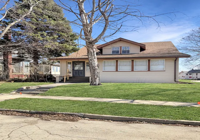 Homes for sale in Freeport, IL | 405 N Apple Ave, Freeport, IL 61032 | MLS# 12587775