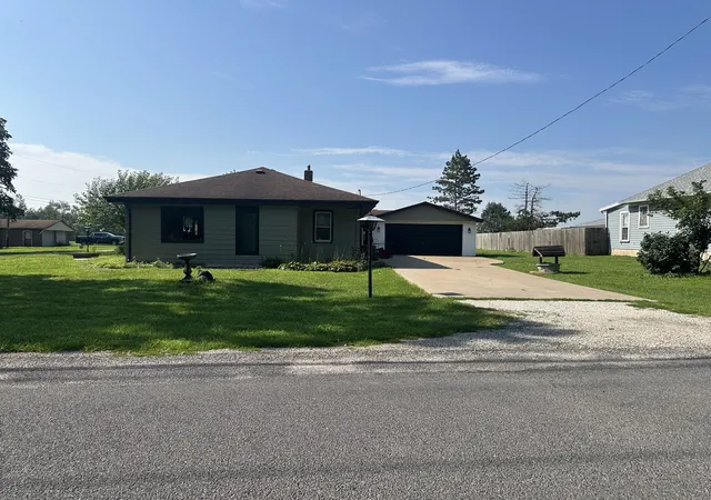 Homes for sale in Streator, IL | 415 W Livingston Rd, Streator, IL 61364 | MLS# 12588001