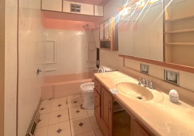 5th image of 17807 Grandview Dr, Hazel Crest, IL 60429 | MLS# 12588205