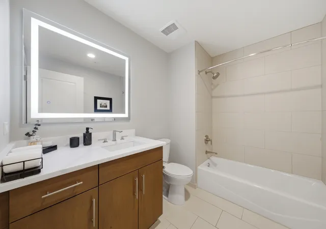 Homes for sale in Chicago, IL | 850 N Lake Shore Drive, Chicago, IL 60611 | Houzeo