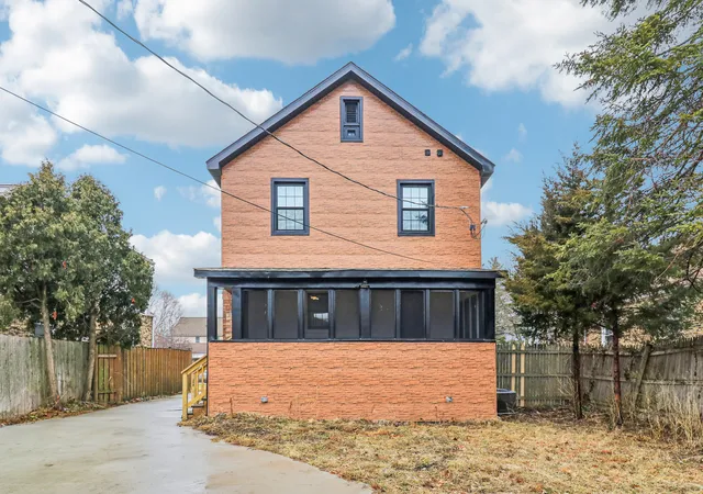 Photo 4 of Single family home for sale at 1509 Center St, Des Plaines, IL 60018 | MLS# 12588683 | Listing updated on 2026-09-22