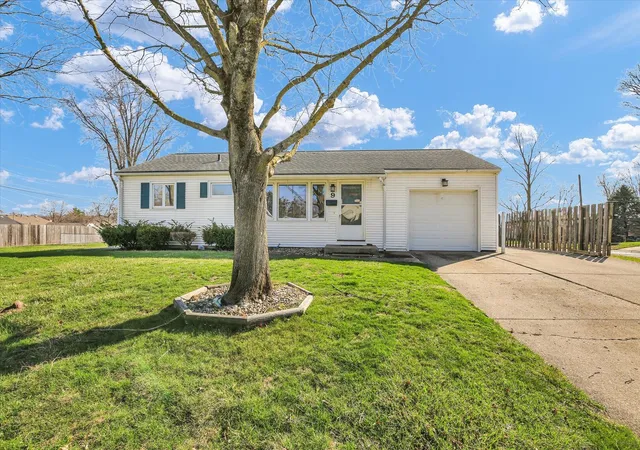 Photo 2 of Single family home for sale at 9 Glenview Dr, Decatur, IL 62521 | MLS# 12589644 | Listing updated on 2026-07-15
