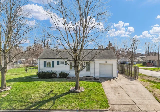 Photo 1 of Single family home for sale at 9 Glenview Dr, Decatur, IL 62521 | MLS# 12589644 | Listing updated on 2026-07-15