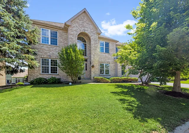 Homes for sale in Lake In The Hills, IL | 4 Sherwood Ct, Lake In The Hills, IL 60156 | MLS# 12590712