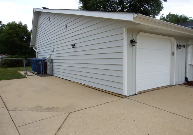Photo 3 of Single family home for sale at 1109 W Weathersfield Way, Schaumburg, IL 60193 | MLS# 12591253 | Listing updated on 2026-09-14