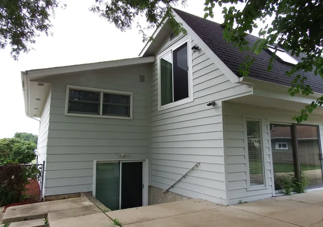 Photo 4 of Single family home for sale at 1109 W Weathersfield Way, Schaumburg, IL 60193 | MLS# 12591253 | Listing updated on 2026-09-14