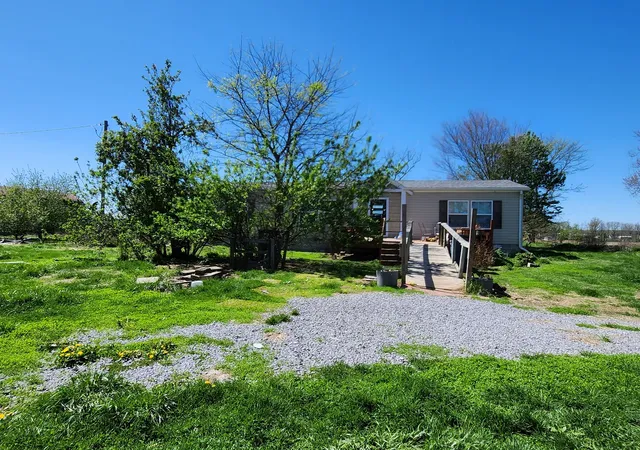 1524 County Road 1800 N, Dahlgren, IL 62828 | MLS# 12592581 | Houzeo