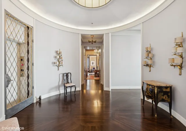 2nd image of 800 N Michigan Ave, Chicago, IL 60611