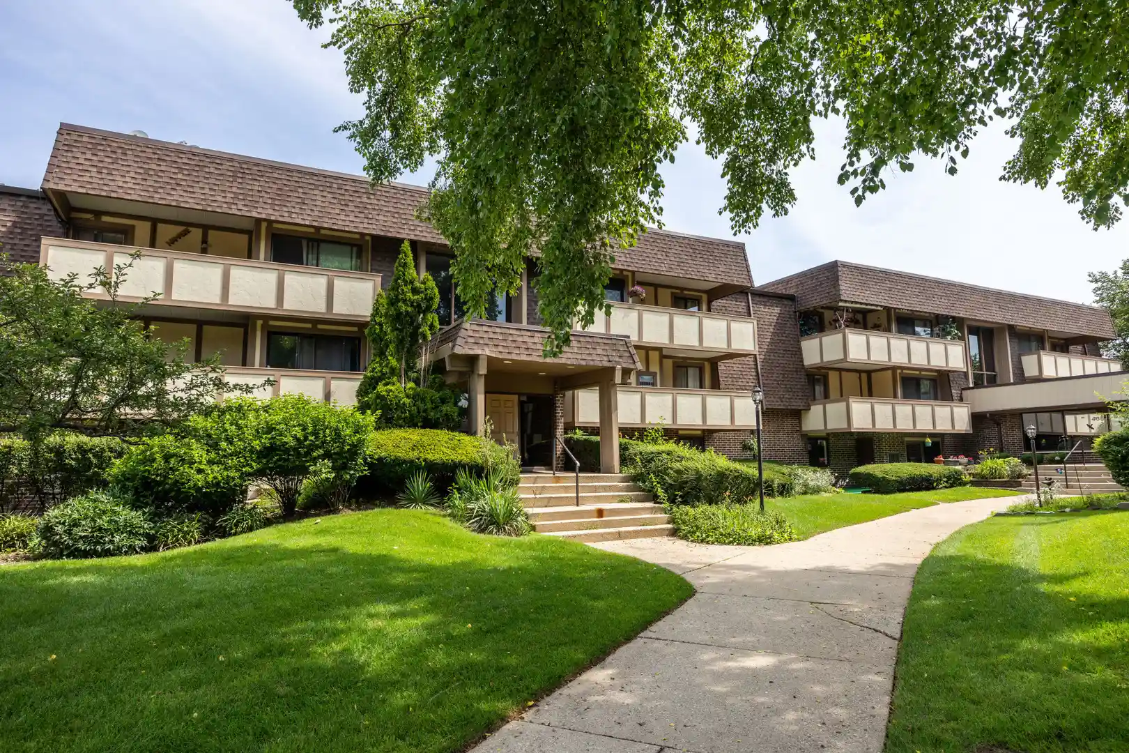Listing Photo 1 - Condo for sale in 433 Cavalier Ct located at 433 Cavalier Ct, West Dundee, IL 60118 - Unit #101A