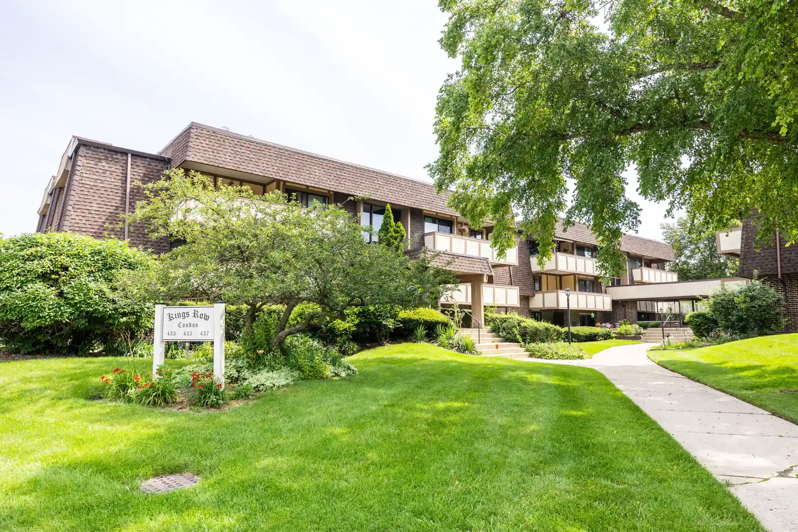 Listing Photo 2 - Condo for sale in 433 Cavalier Ct located at 433 Cavalier Ct, West Dundee, IL 60118 - Unit #101A