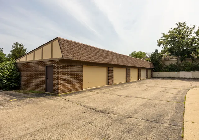 2nd image of 433 Cavalier Ct, West Dundee, IL 60118