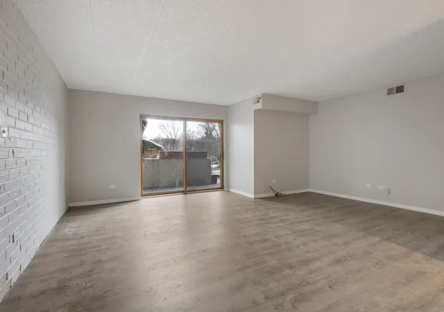 Listing Photo 4 - Condo for sale in building located at 433 Cavalier Ct, West Dundee, IL 60118 - Unit #101A