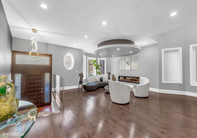 3rd image of 461 W Melrose St, Chicago, IL 60657 | MLS# 12594841