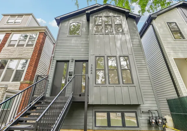 Listing Photo 1 - Condo for sale in building located at 3644 W Cornelia Ave, Chicago, IL 60618 - Unit #1
