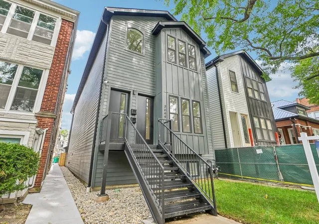Listing Photo 2 - Condo for sale in building located at 3644 W Cornelia Ave, Chicago, IL 60618 - Unit #1