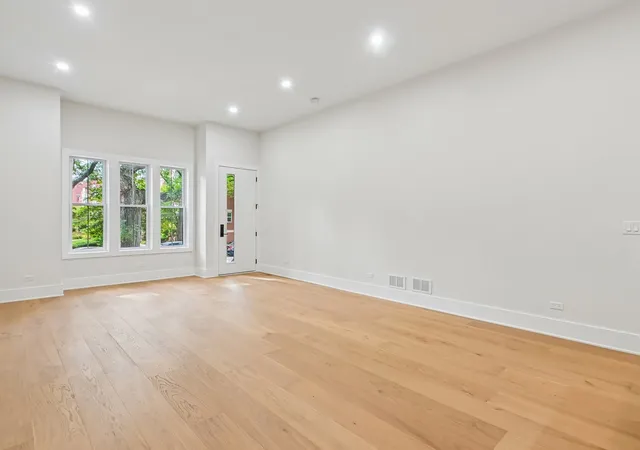 Listing Photo 3 - Condo for sale in building located at 3644 W Cornelia Ave, Chicago, IL 60618 - Unit #1