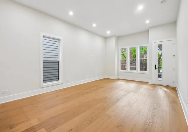 Listing Photo 4 - Condo for sale in building located at 3644 W Cornelia Ave, Chicago, IL 60618 - Unit #1