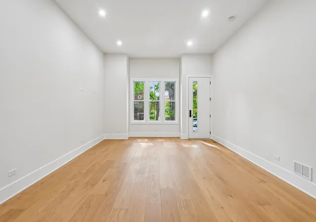 Listing Photo 5 - Condo for sale in building located at 3644 W Cornelia Ave, Chicago, IL 60618 - Unit #1