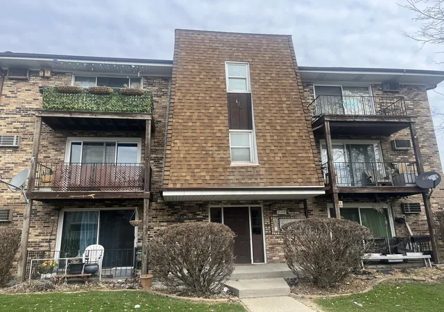 Homes for sale in Chicago Ridge, IL | 7100 99th St #204, Chicago Ridge, IL 60415 | MLS# 12597017