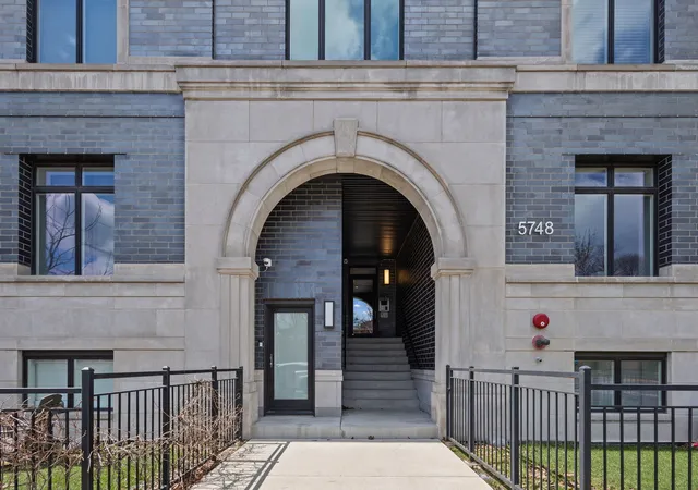 2nd image of 5748 N Hermitage Ave, Chicago, IL 60660