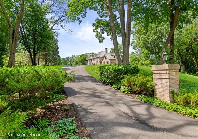 Photo 2 of Single family home for sale at 3 Far Hills Rd, Barrington, IL 60010 | MLS# 12598564 | Listing updated on 2026-07-27