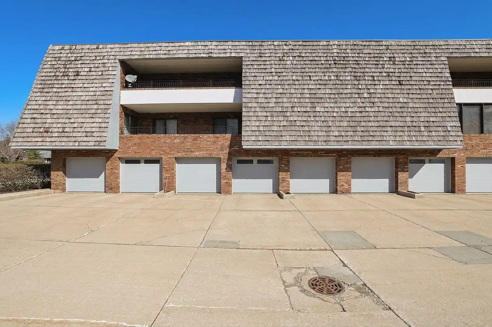 Listing Photo 2 - Condo for sale in 200 Red Top Dr located at 200 Red Top Dr, Libertyville, IL 60048 - Unit #302