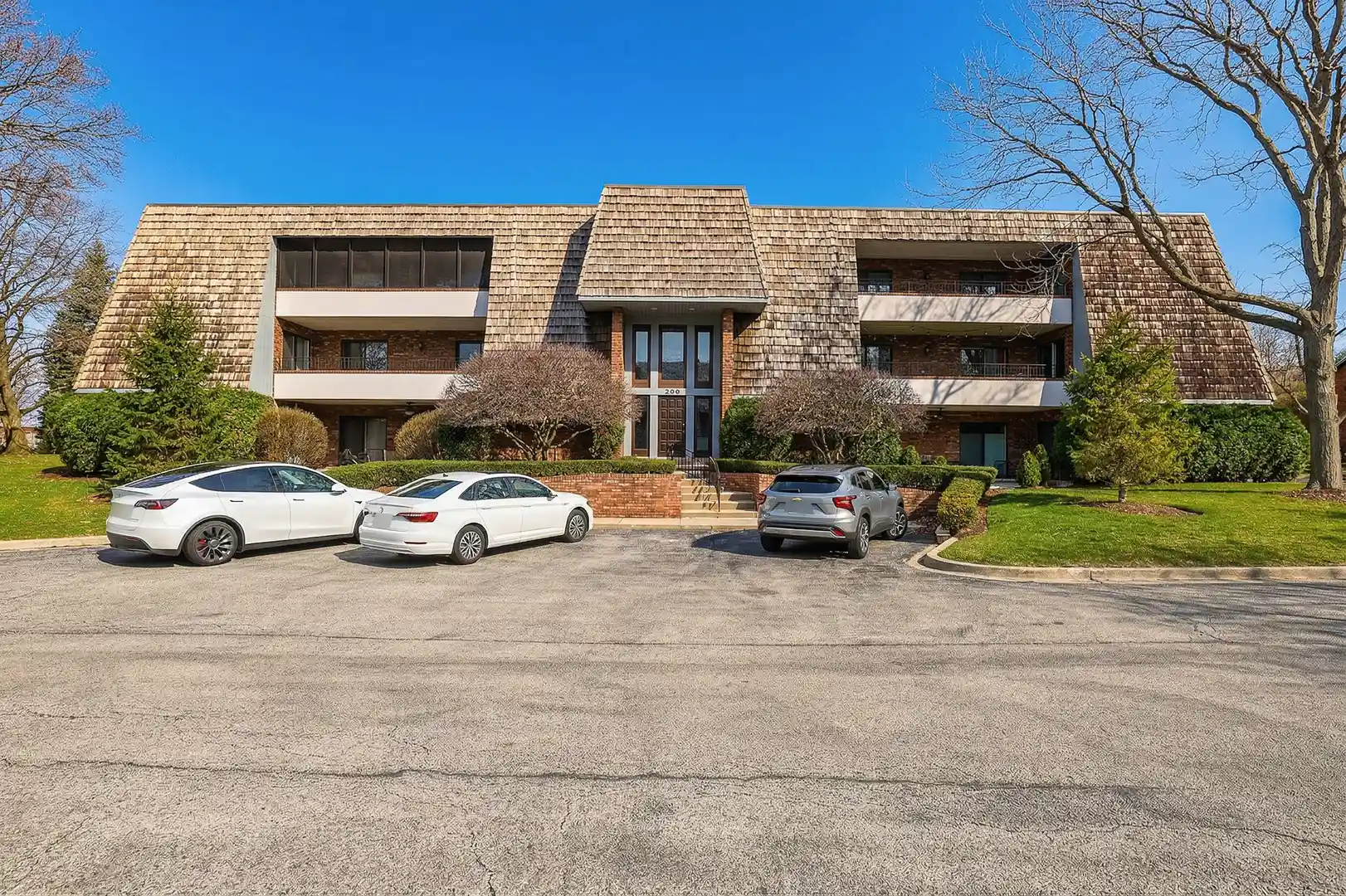 Listing Photo 1 - Condo for sale in 200 Red Top Dr located at 200 Red Top Dr, Libertyville, IL 60048 - Unit #302