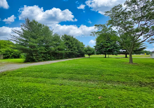 Photo 2 of Sale Pending at 542 Vincennes Ave, Flora, IL 62839 | MLS# 12600111 | Listing updated on 2026-09-30