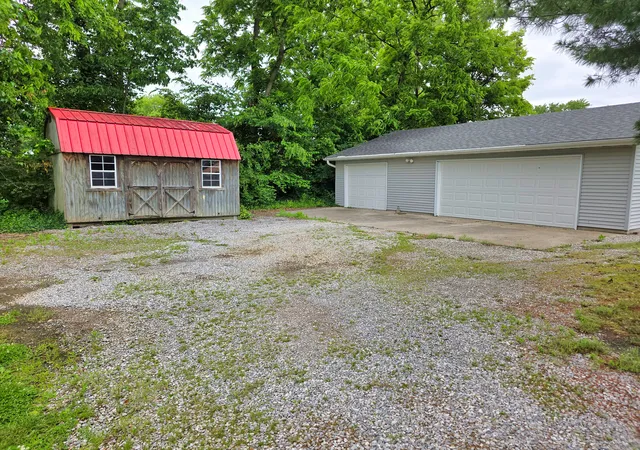 Photo 3 of Sale Pending at 542 Vincennes Ave, Flora, IL 62839 | MLS# 12600111 | Listing updated on 2026-09-30
