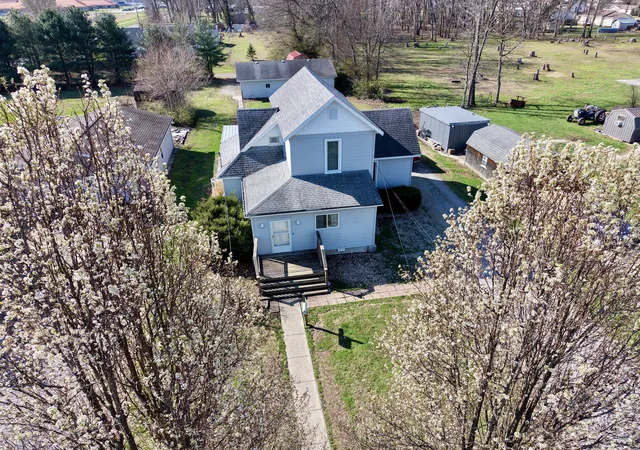 Photo 3 of Sale Pending at 542 Vincennes Ave, Flora, IL 62839 | MLS# 12600111 | Listing updated on 2026-09-30