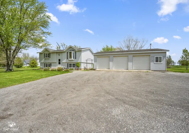 Photo 3 of Single family home for sale at 27057 S Woodlawn Ave, Crete, IL 60417 | MLS# 12600410 | Listing updated on 2026-09-16