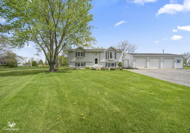 Photo 3 of Single family home for sale at 27057 S Woodlawn Ave, Crete, IL 60417 | MLS# 12600410 | Listing updated on 2026-09-16