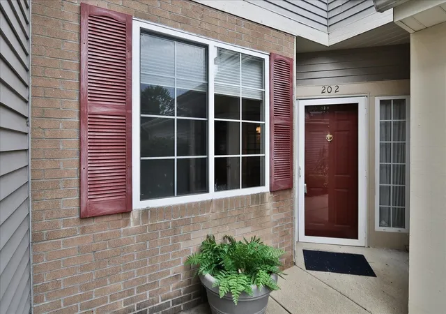 3rd image of 202 Sierra Pass Dr, Schaumburg, IL 60194 | MLS# 12600718