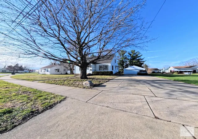 Homes for sale in Streator, IL | 206 E 4Th St, Streator, IL 61364 | MLS# 12600911